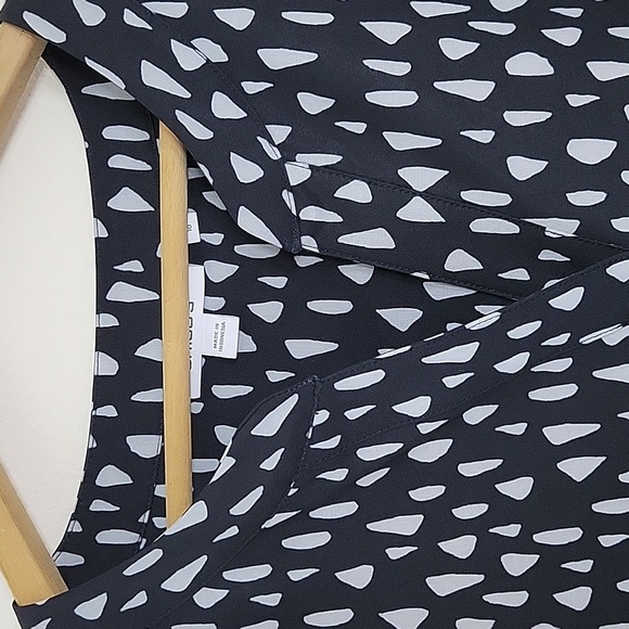 Chico's Black Grey Ruffle Sleeve No Iron Blouse Size Medium/10 - Picture 3 of 6